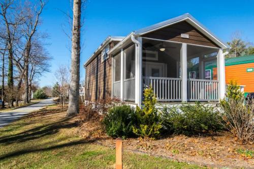 Cozy 1BR Tiny Home with Pool Access and Free Tix