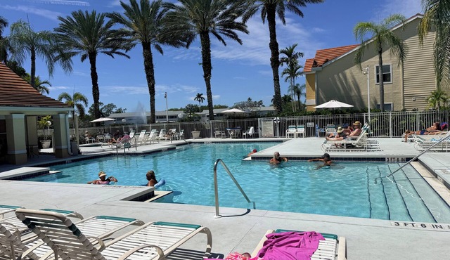 Cozy 2-bedroom/2 bath Condo in beautiful Ft Myers Florida. Many amenities!