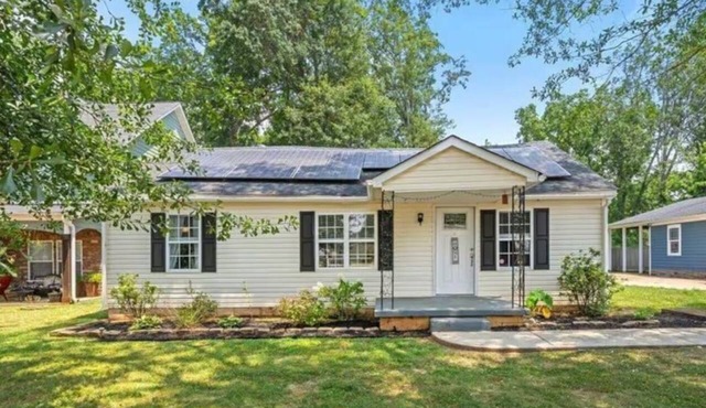 Cozy 2-bedroom house in marvelous Simpsonville with AC and gym