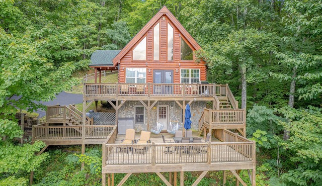 Cozy Bear Cabin 3 BD 3 BA Private Cabin VIEWS, Expansive Decking, Pool Table