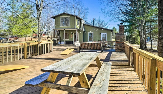 Cozy Byrdstown Cottage - Seasonal Lake Views!
