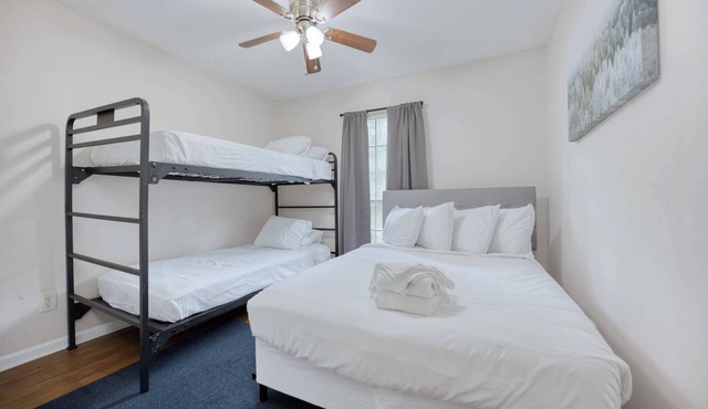 Cozy Cabin Style Retreat: Sleeps 10 Near Fort Benning