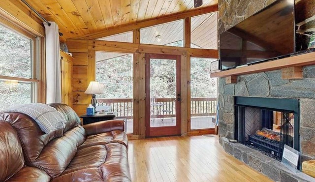 Cozy Cabin w/Hot Tub in the Nantahala Gorge, Firepit, Fireplace,Patio, W/D