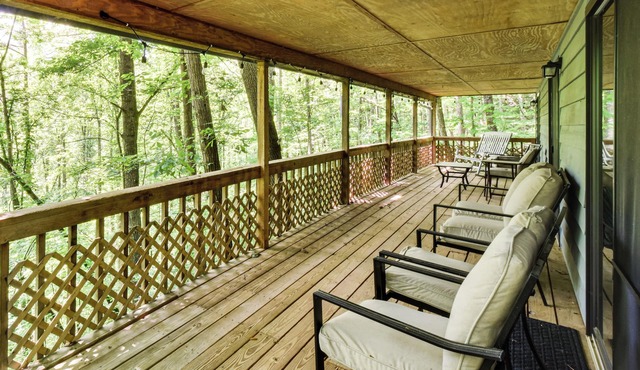 Cozy Franklin Retreat w/Deck - 5 Mi to Downtown!