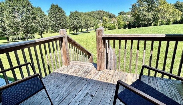 Cozy In-Town Escape Large Yard Close to Everything