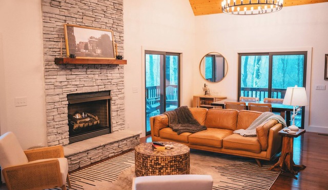 Cozy Mountain Top 3-bedroom cabin in charming Franklin with WiFi, AC