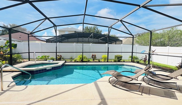 Cozy Palms Villa: 4BR, 3BA Home, South-Facing Pool & Spa – Mins to Disney!