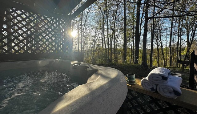 Cozy Pet Friendly Cabin Near Red River Gorge - NEW Hot Tub + Fire Pit Nights