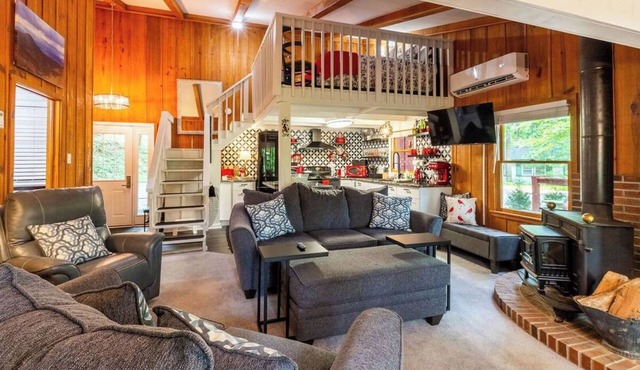 Cozy red cabin in beautiful Franklin, North Carolina with all the comforts!@