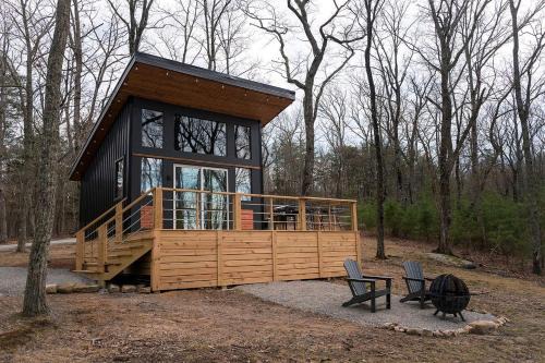 Cozy Secluded Studio Chalet with Outdoor Shower & Scenic Brow Views near Cloudland Canyon State Park, Menlo, Georgia