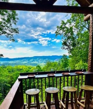 Cozy Townsend Cabin! Mountain Views & Private Spa