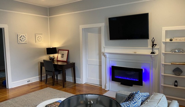 Cozy Two Bedroom Bungalow- In walking distance to a great time