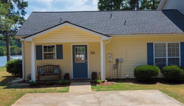 Cozy updated waterfront cottage/duplex on Lake Oconee.