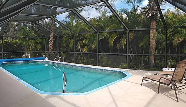 Cozy vacation home with heated pool in quiet location