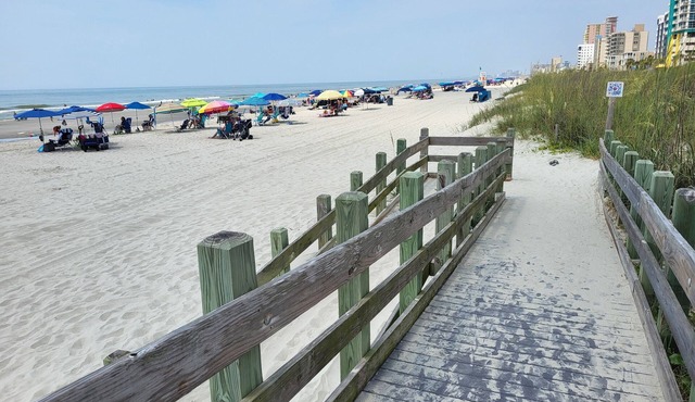 Cozy Vintage Artist Cottage. 5-minute walk to the beach, 2BR/1 BA. Pets OK,