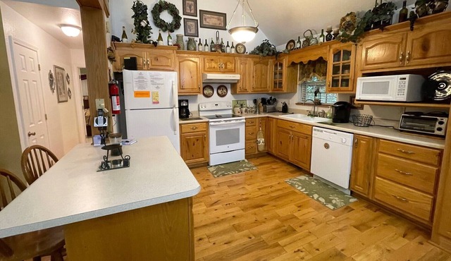 Creekside Cabin offering privacy in a cozy wooded mountain setting with stream!