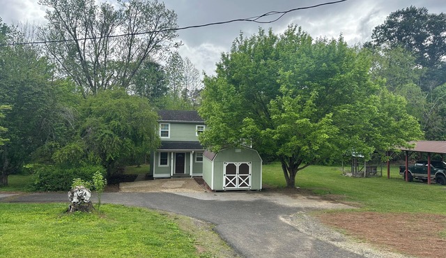 CREEKSIDE HOUSE NEAR PISGAH FOREST ENTRANCE AND BREVARD