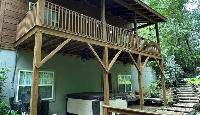 Creekside, Pet Friendly Mountain Log Cabin in the Smokies, Fire Pit + Hot Tub