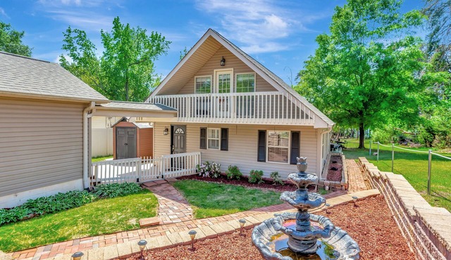 Delight on the Dock at the Edgewater Inn on Lake Hartwell