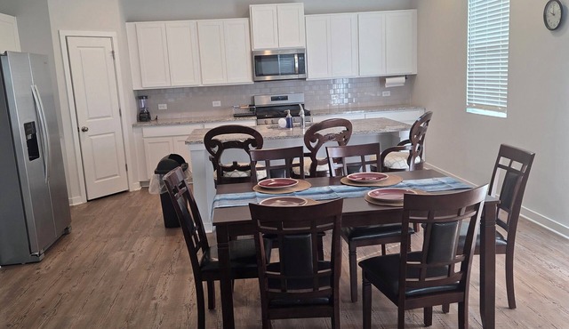 Delightful 5-bedroom building with AC in charming Grayson