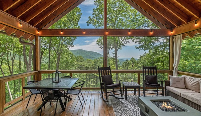 Designer 5-BDR Cabin with Big Views/Resort Access in Sapphire Valley