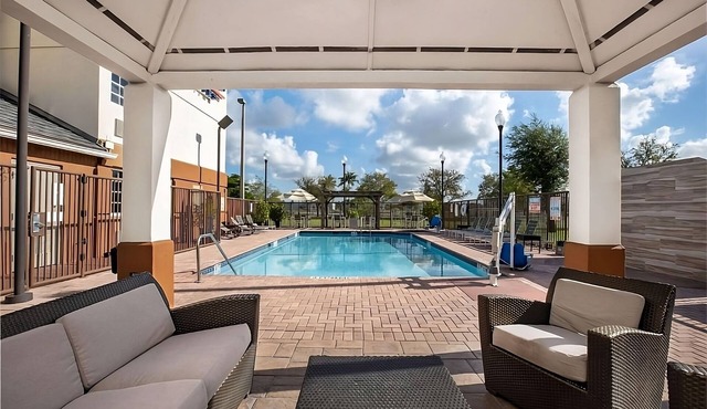 Discover the Hidden Gem of Doral! Swimming Pool, Full Kitchen, Free Parking!