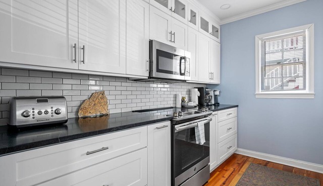 Downtown | Grill | Sleeps 6 | Steps from King St