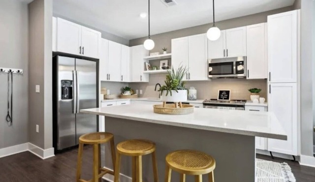 Downtown Roswell Apartment with pool, parking, and gym