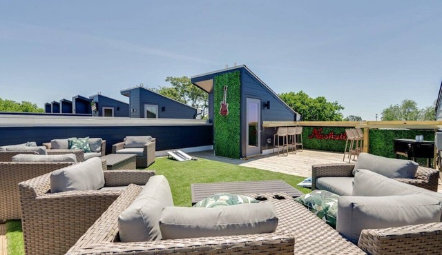 East Nash Oasis - 13 Beds - Going Fast