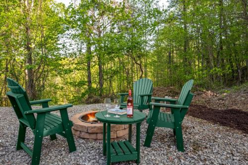 Easy Livin 2BR2BA One-Level Cabin Hot Tub, Fire Pit, Seasonal Views