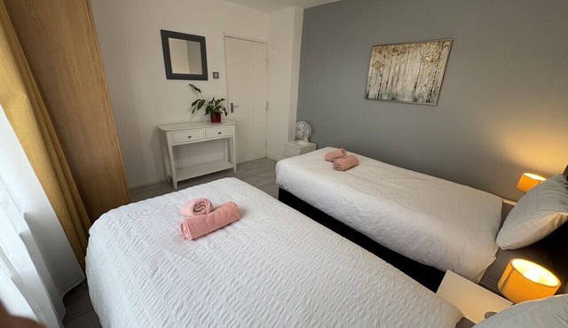 Entire 4 beds, 2 baths & 3 mins walking to ICC Five ways and Broad street