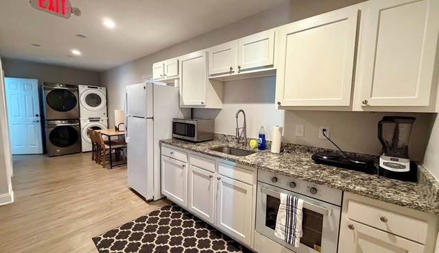 Entire 7BR 5BA w 11 Beds Near I-26 & I-526 w Full Kitchen - Sleeps 20 - Unit F