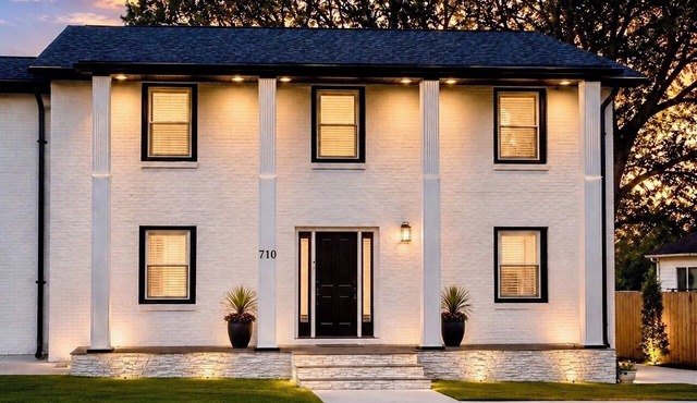 Executive 4BR 3.5BA Home Sleeps 9 Near CLT & CaroMont Medical Center