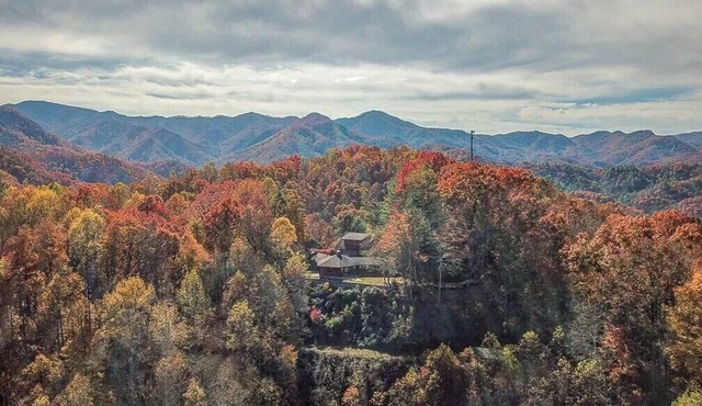 Experience breathtaking mountain views at Smokey Vista Lodge