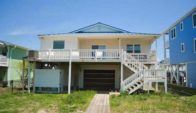 Experience canal style living at Do-Little Dock in Holden Beach, NC, perfect for 6 guests.