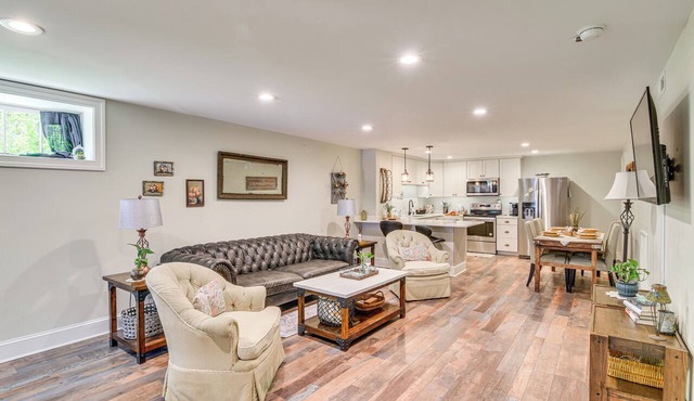 Explore Historic Dtwn Staunton! Walkable Apartment