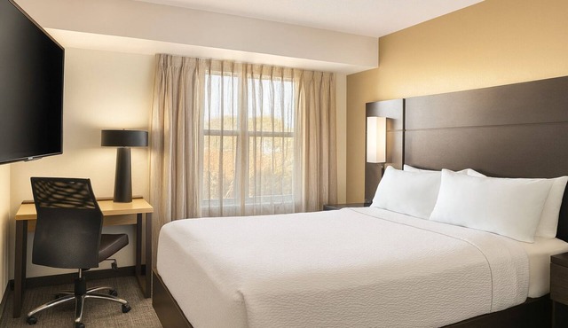 Explore Morrisville! Unit with Fully-equipped Kitchen! FREE Breakfast & Pool!