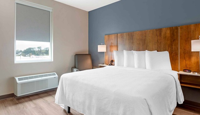 Extended Stay | 1 King Bed | Near Bradenton Center