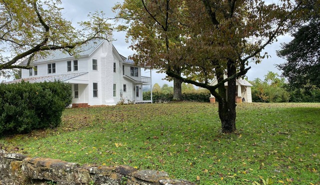 Farmhouse on Boxwood