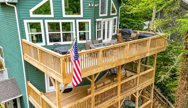 "Five O'Clock Somewhere" ✬ No Wake Cove ✬ Sleeps 22 ✬ Dbl Deck Dock with Slide