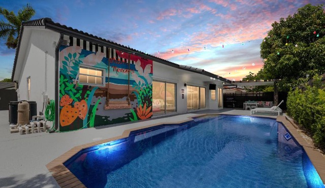 Flamingo Resort- Htd Pool, 5 Bedrooms, Game Room, Baby Items , BBQ