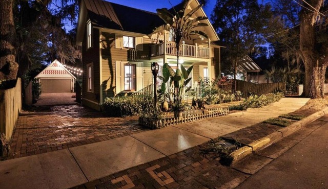 Fully fenced in backyard, close to downtown, marina, bars, and shops.