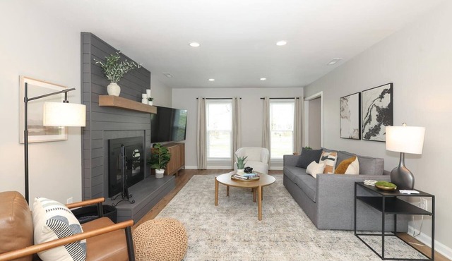 Fully Renovated STR (29 Night Max) - 3/2.5 - Dogs OK - Smart Home