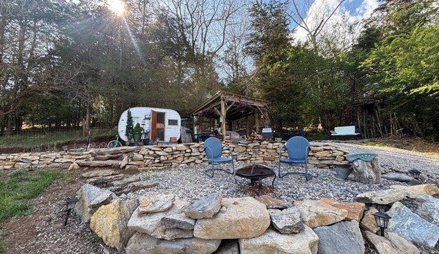 Glamping, Goats & Pool Mountainside NEAR Va Tech, RU, AT & I81, pet friendly