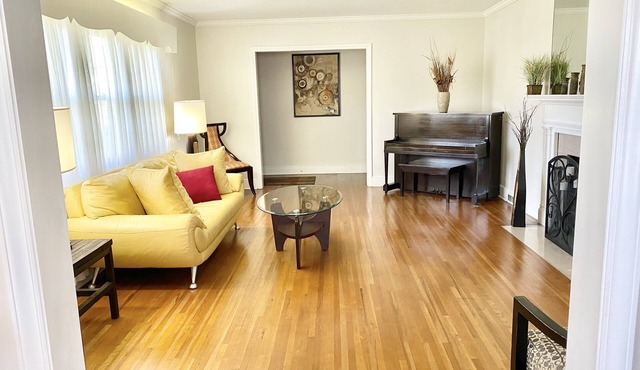 Greenhouse Studios very cozy and minutes from Uptown, Airport, Whitewater Center