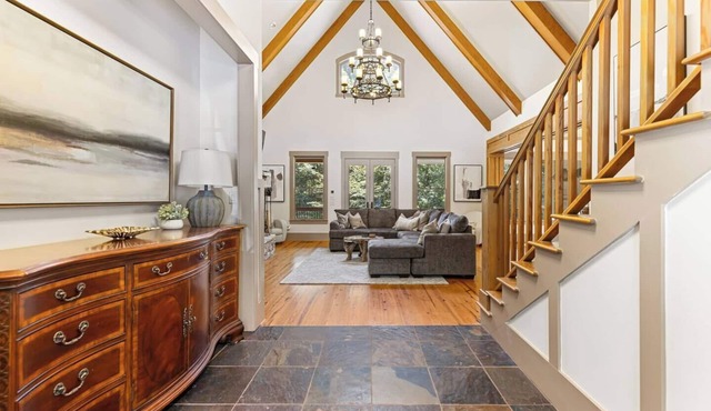 Griffin Getaway, Spacious Lakehouse Backyard Firepit/Patio Fireplace/Grill. Family Friendly!