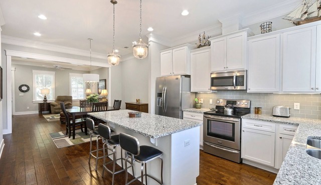 Gwinnett's Luxury Cottage- Private Courtyard & Off Street Parking Included!