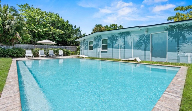 Heated Pool Located 8 Blocks to Beach and Pier