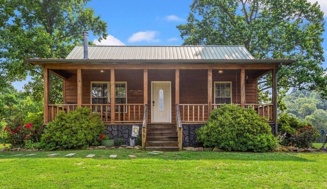 Heavenly Hideaway- Hot Tub, Firepit, Covered Patio, WiFi