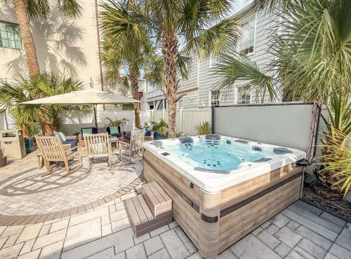 Hidden Outdoor Oasis - 1 BLOCK TO KING